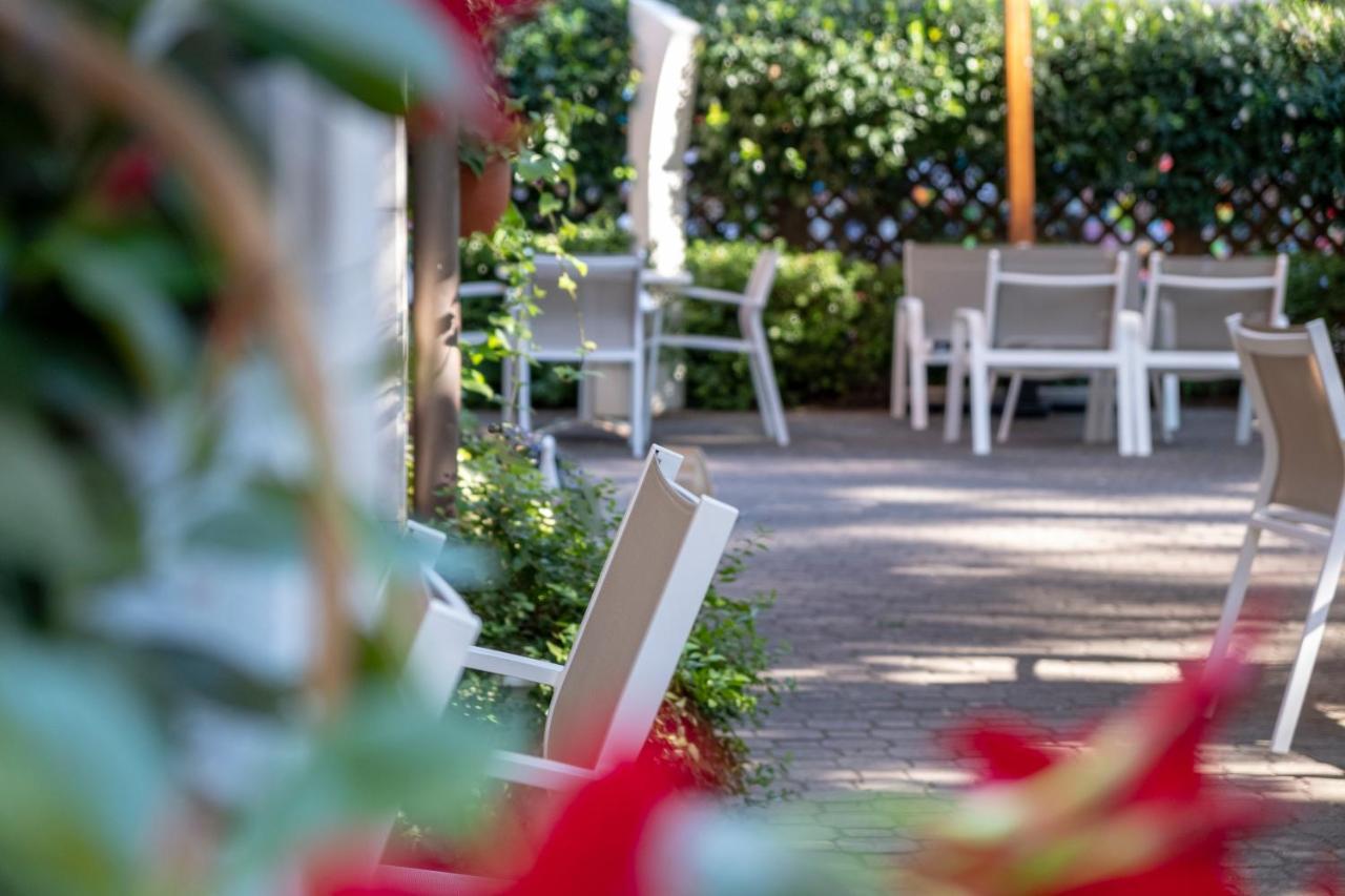 Hotel Orsa Maggiore Милано Мартима Екстериор снимка