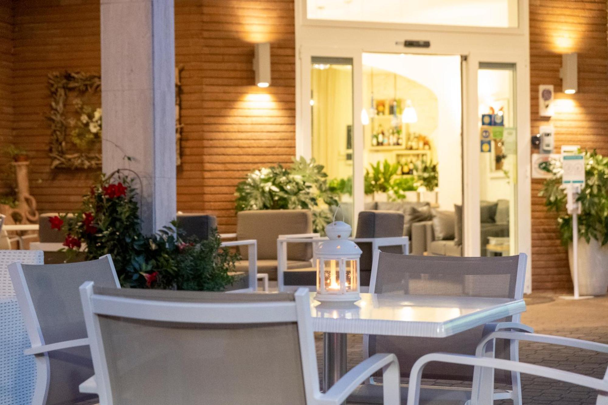Hotel Orsa Maggiore Милано Мартима Екстериор снимка
