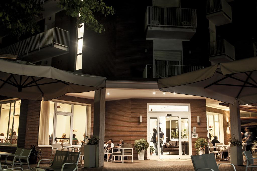 Hotel Orsa Maggiore Милано Мартима Екстериор снимка