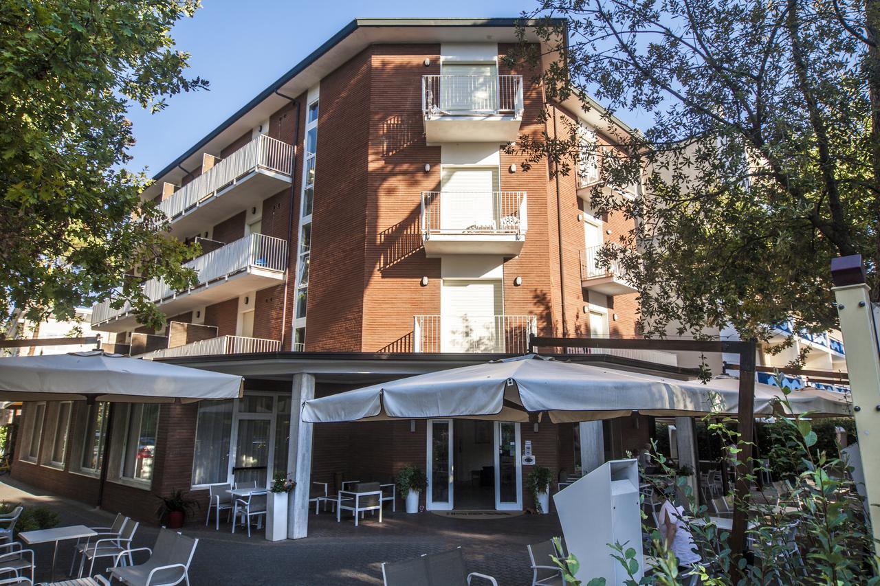Hotel Orsa Maggiore Милано Мартима Екстериор снимка